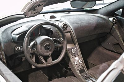 Sporty steering wheel and dashboard with carbon fiber trim