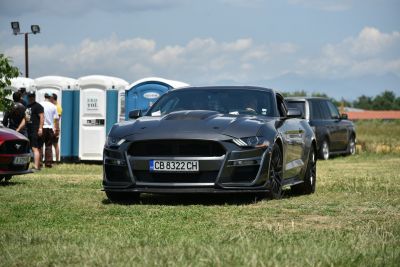 Aggressive front fascia and aerodynamic hood of a 2018 Mustang VI facelift.