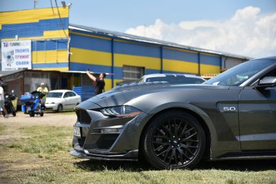 Aggressive front side with 5.0 emblem and black alloy wheels