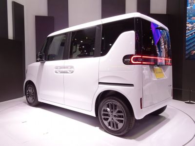 Compact electric vehicle with boxy rear and integrated LED light strip