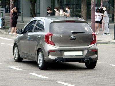 Rear hatch and taillight design of a compact hatchback