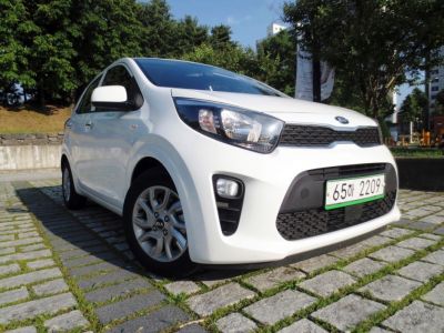 Front grille and integrated headlights of a compact hatchback