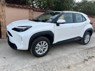 White compact SUV side front view with black trims and alloy wheels