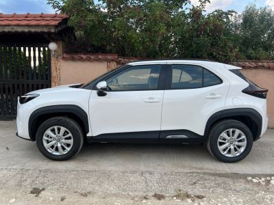 Side profile of a white compact SUV with detailed wheels and door design