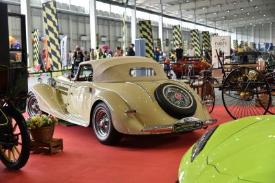 1930s convertible with rear spare wheel and wire spoke rims
