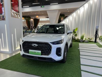 SUV front with diamond grille and LED headlights