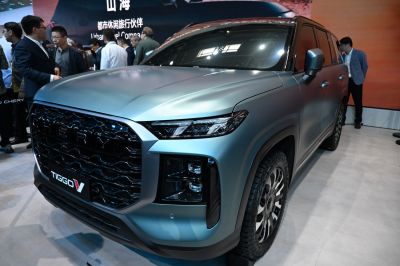 Front grille and headlights design of a modern SUV