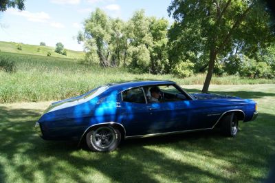 Side profile of a vintage muscle coupe in blue with sporty design