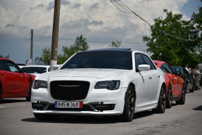 Front view with black mesh grille and sporty alloy wheels