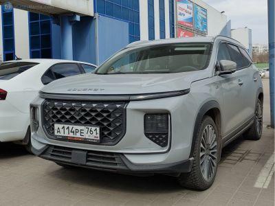 Distinctive SUV front grille and split headlight design