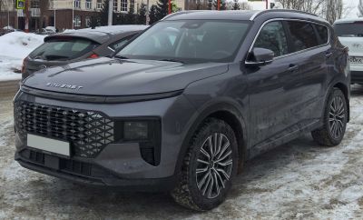 Front-side view of compact SUV with large patterned grille and alloy wheels