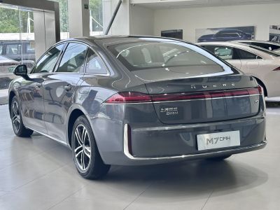Sleek rear end with continuous taillight strip and hybrid DMH badge