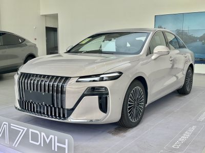 2025 Roewe M7 3/4 front-left view