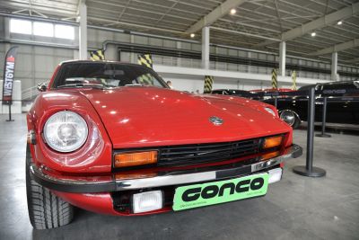 Classic front view with round headlights and grille