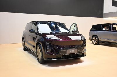 2026 NIO ES9 3/4 front-left view