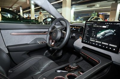 Digital instrument cluster and touchscreen infotainment display in car interior