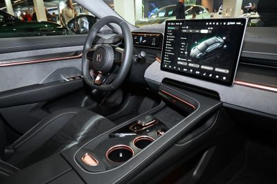 Digital instrument cluster and large central touchscreen display