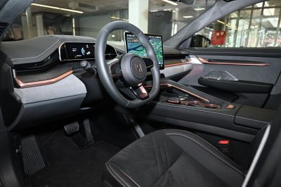 Digital instrument cluster and central touchscreen display