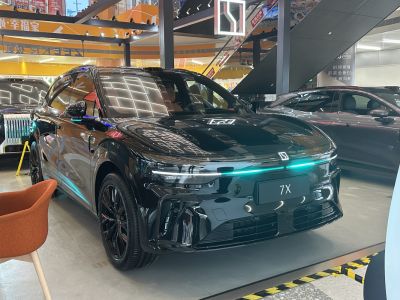 2026 Zeekr 7X (facelift 2026) 3/4 front-right view