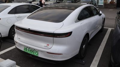 Rear view with continuous tail light bar and aerodynamic body