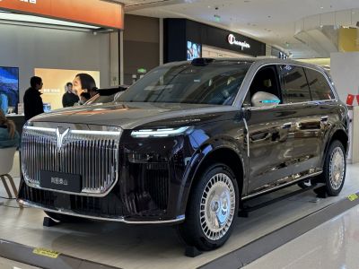 2025 Voyah Taishan 3/4 front-left view