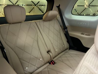 Beige quilted leather rear seats with adjustable headrests