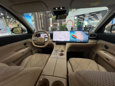 Panoramic dual digital displays and luxurious quilted leather seats