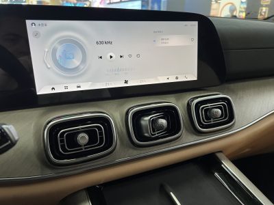 Touchscreen infotainment system with three rectangular air vents