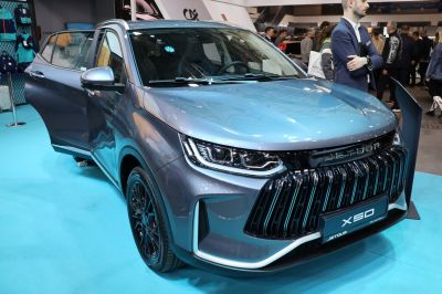 SUV front grille with LED headlights