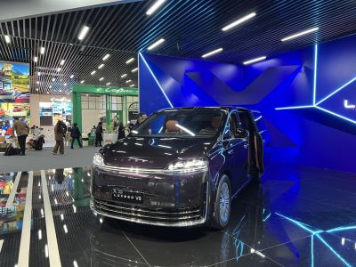 2026 Luxeed V9 front view