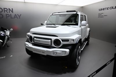 Robust SUV front with round headlights and aggressive styling