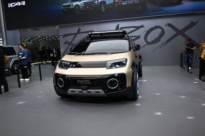 Front view of SUV with distinctive LED headlights and roof rack