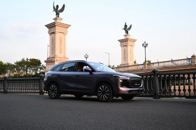 Modern SUV front grille and sleek side profile with alloy wheels