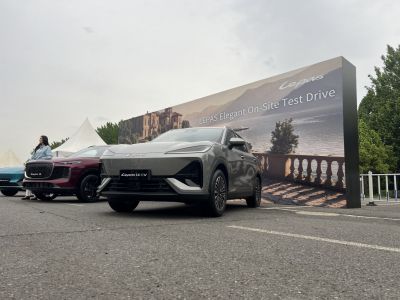 Front design and alloy wheels of a modern electric SUV