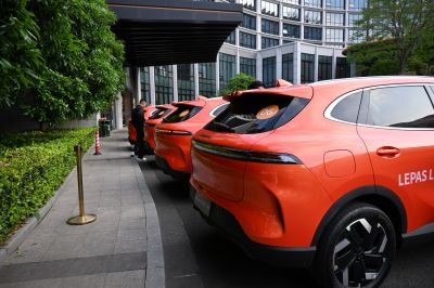 Rear design of electric SUVs with LED tail light bars and tailgate spoilers.