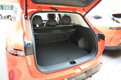 Spacious rear cargo with rear seats and parcel shelf