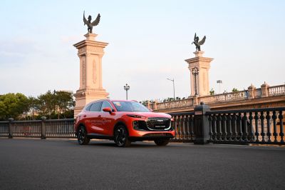 Sleek SUV front grille and distinctive LED headlights