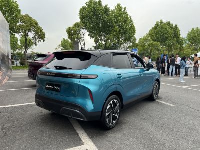 Rear view of electric SUV with black roof and aerodynamic taillights