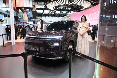 Front LED light strip and luxury SUV exterior design