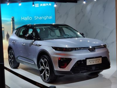 Compact SUV with LED headlights and sporty alloy wheels
