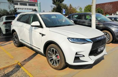 SUV front grille and sporty alloy wheels in white