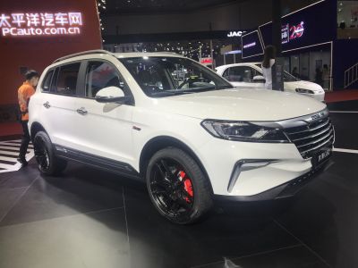 White SUV with black alloy wheels and red brake calipers