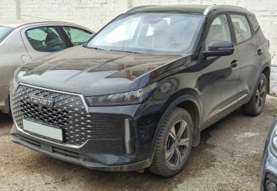 Front grille with diamond pattern and sleek LED headlights
