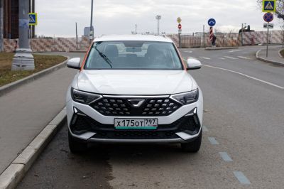 Front view with hexagonal grille and modern headlights