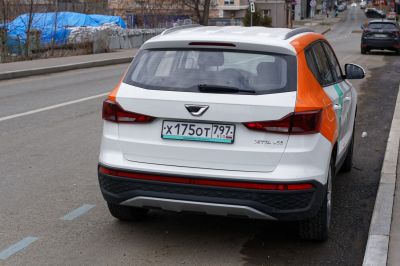 Rear design and taillights of an SUV with orange accent