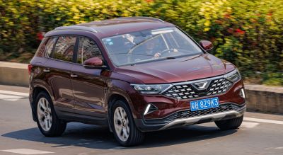Diamond mesh grille, LED headlights, alloy wheels on SUV