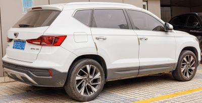 White SUV rear side with tinted windows and alloy wheels