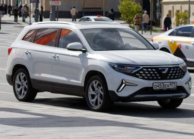 White SUV with distinctive front grille and shaped LED lights