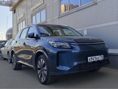 Front-side view of modern facelift SUV with aerodynamic design and sleek headlights