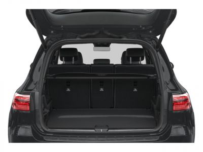 Spacious SUV trunk with foldable rear seats and retractable cover